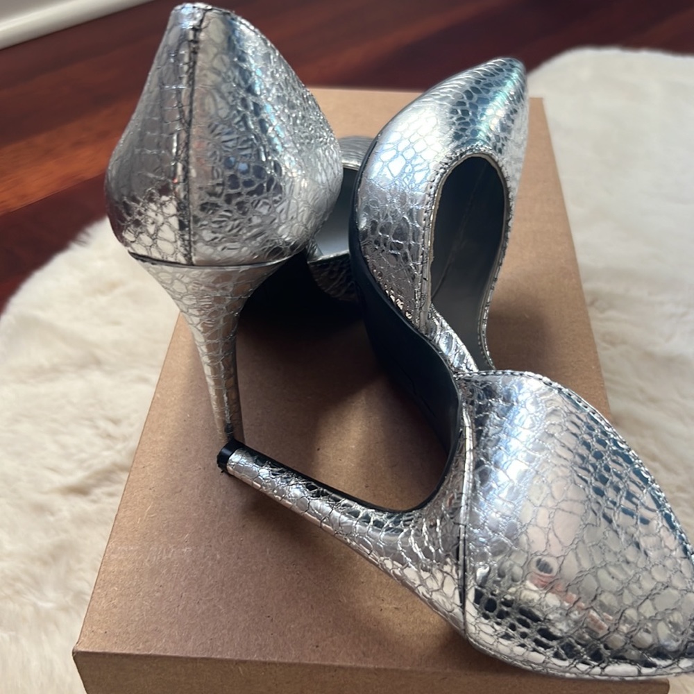 Vince Camuto Silver Faiva Pumps Size 6 EUC - Picture 8 of 10